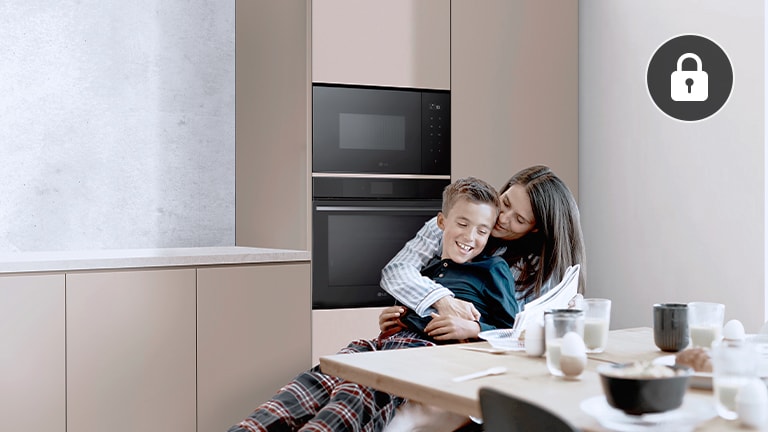 Mère et enfant passent un moment sûr dans la cuisine