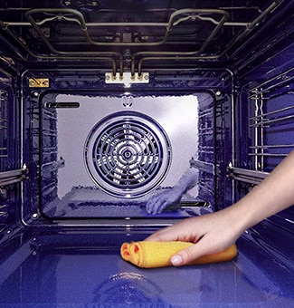Image de l'intérieur du four nettoyé avec un chiffon.