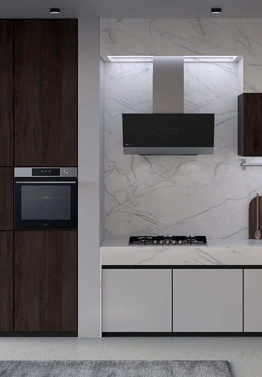 Image d'une cuisine avec un four encastrable, une plaque et une hotte installés.