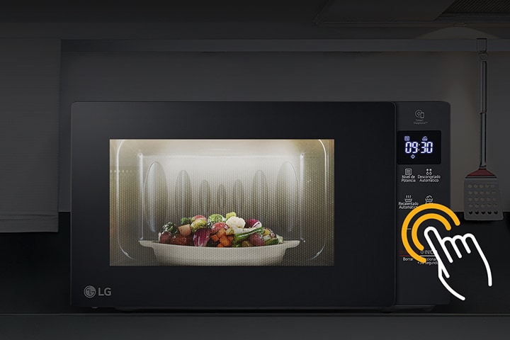 Les aliments sont cuits à l'intérieur en utilisant la fonction LED, même dans une cuisine dans l'obscurité.