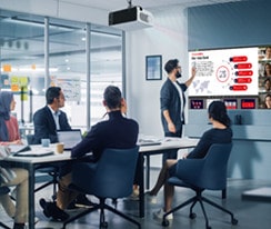 Mises en scène de l’utilisation de LG ProBeam en entreprise.
