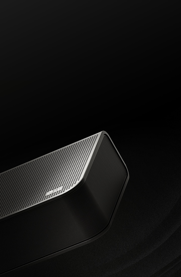 La barre de son LG se trouve sur un fond noir et révèle son design en commençant par le haut et en se déplaçant vers les coins. Des gouttelettes blanches jaillissent du centre et des extrémités de la barre de son comme une chute d'eau, illustrant le son de l'allumage.