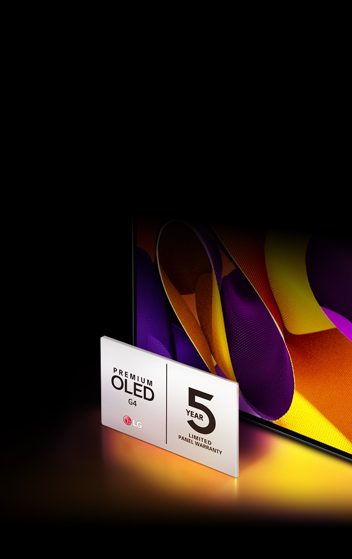 Le coin inférieur du LG OLED evo G4 vu d'un angle aérien avec le logo de la garantie de 5 ans. Le téléviseur affiche une œuvre d'art abstraite violette et orange, et la lumière colorée émise par le téléviseur se reflète sur le sol.