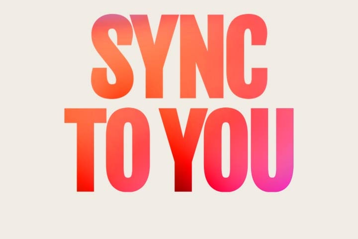 Le mot Sync est rempli d’images de divers styles de vie La phrase entière « Sync to » apparaît dans une typographie, dans un dégradé rouge à orange. Sur la droite, une boîte d’images rotatives de différentes personnes, puis elle devient le mot « You ».