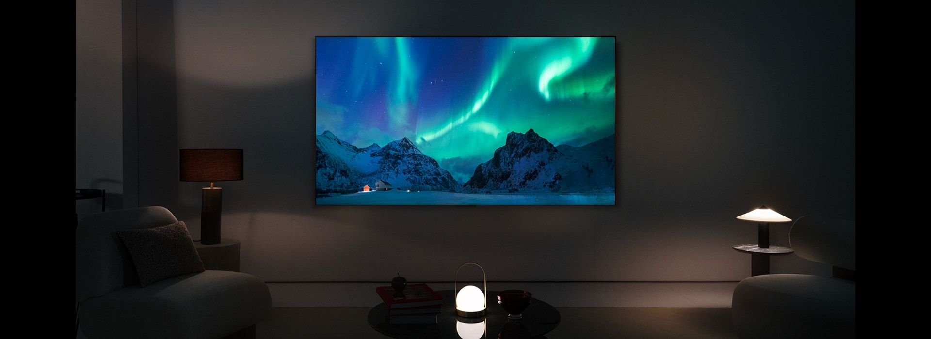 Un TV LG OLED dans un espace de vie moderne de nuit. L’image à l’écran d’une aurore boréale est affichée, avec des niveaux de luminosité idéals.