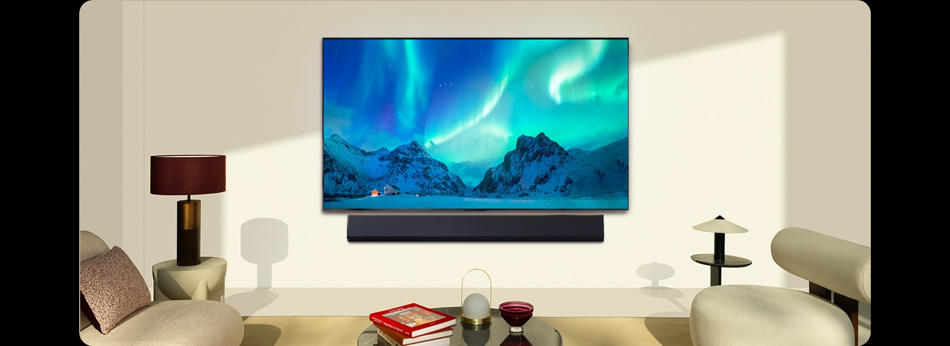 Un TV LG OLED et une barre de son LG dans un espace de vie moderne de jour. L’image à l’écran d’une aurore boréale est affichée, avec des niveaux de luminosité idéals.