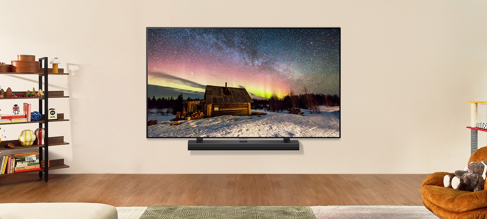 Le TV LG et la barre de son LG* dans un espace de vie moderne de jour. L’image à l’écran d’une aurore boréale est affichée, avec des niveaux de luminosité idéals.