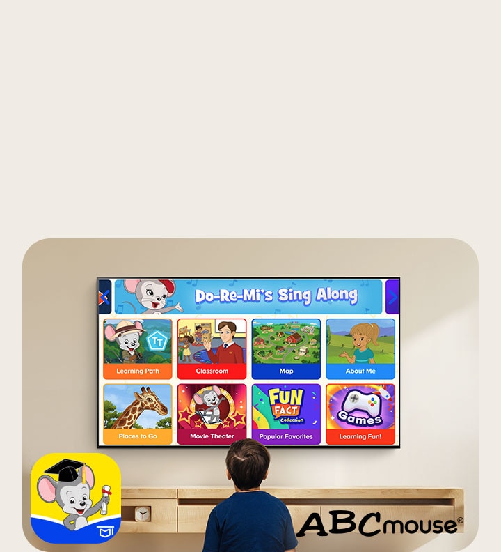 Un petit garçon est assis par terre et regarde du contenu éducatif sur ABCmouse. 