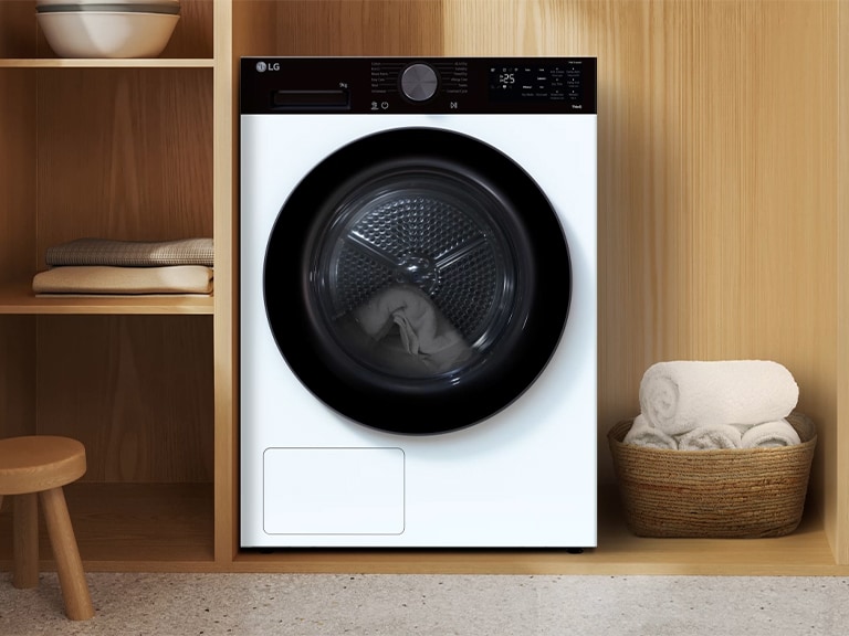 Une vidéo montrant un sèche-linge LG fonctionnant dans un intérieur au thème bois tout en présentant la fonction AI Dry.