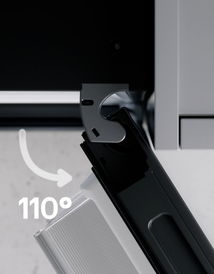 Réfrigérateur congélateur LG (GBBS726CEV) avec sa porte droite ouverte à 110 degrés, montrant une charnière incurvée en haut étroitement alignée avec un mur d’armoire gris adjacent.