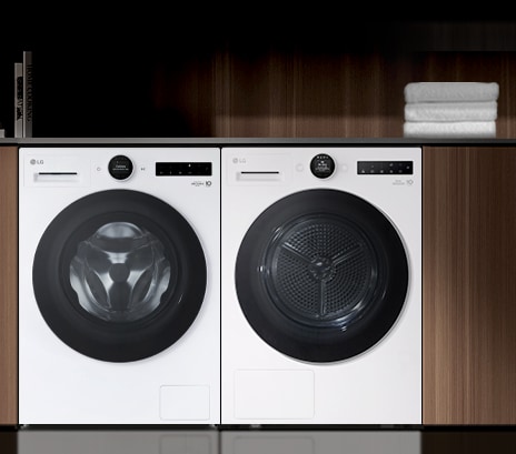 Image intérieure d’une machine à laver et d’un sèche-linge, côte à côte.