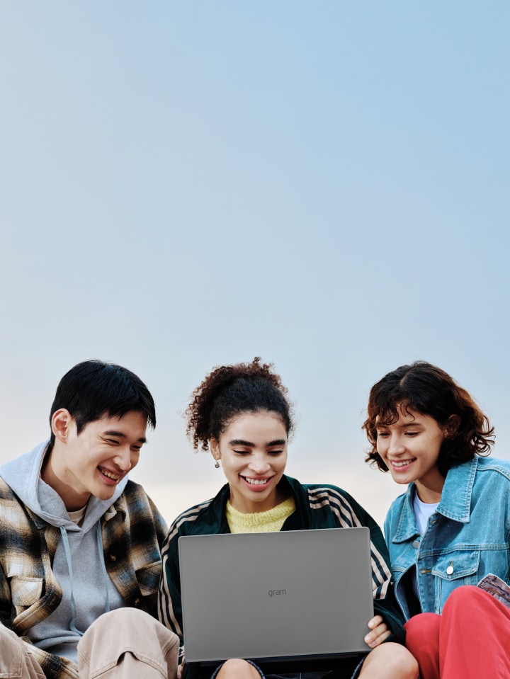étudiants sur fond bleu