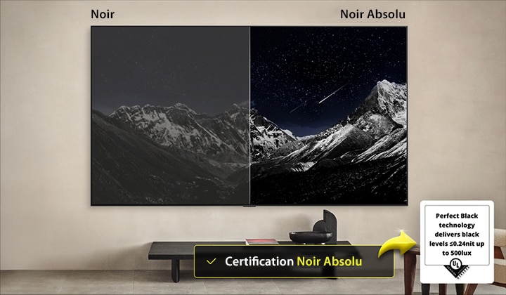 Espace salon avec une LG OLED TV à fixation murale. Sur la TV se trouve une chaîne de montagnes face à un ciel sombre et nocturne rempli d’étoiles. Cette scène est divisée en deux. Un côté montre une version plus terne et plus grise du paysage étiquetée, écran Mat. De l’autre côté se trouve une image plus agréable avec une gamme dynamique élargie de noirs et de blancs. L’écran est étiqueté Noir Absolu. La certification du logo est également visible, mesure des niveaux de noir de 0,24 nit jusqu’à 500 lux de lumière ambiante. Une bulle de texte est à côté, qui dit : vérifiez le logo de certification Noir Absolu.