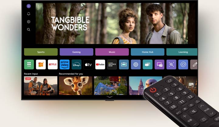 AI Magic Remote LG utilisée. L’ensemble du scénario montre à quel point la télécommande AI Magic Remote est simple et pratique. La page d’accueil webOS de LG est visible alors qu’un curseur apparaît et clique sur une vignette spécifique. Elle remplit l’écran. Le bouton IA de la télécommande est ensuite mis en surbrillance.