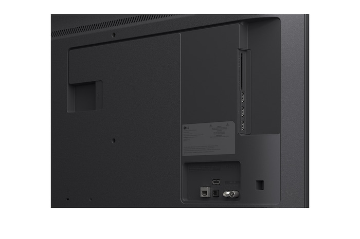 Gros plan d’une LG TV montrant le fonctionnement de la recherche par IA, AI Search. Une petite fenêtre de chat est ouverte, montrant comment l’utilisateur a demandé les jeux de sport disponibles. La recherche par IA a répondu par chat et en montrant des vignettes des contenus disponibles. On voit aussi une invite à faire une demande à Microsoft Copilot.