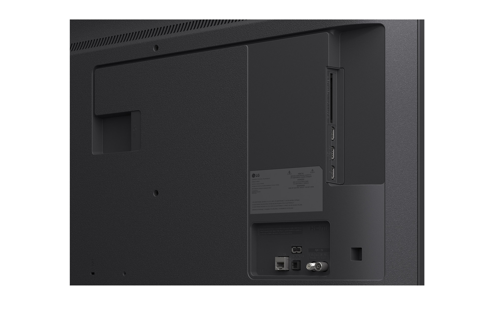 Gros plan d’une LG TV montrant le fonctionnement de la recherche par IA, AI Search. Une petite fenêtre de chat est ouverte, montrant comment l’utilisateur a demandé les jeux de sport disponibles. La recherche par IA a répondu par chat et en montrant des vignettes des contenus disponibles. On voit aussi une invite à faire une demande à Microsoft Copilot.