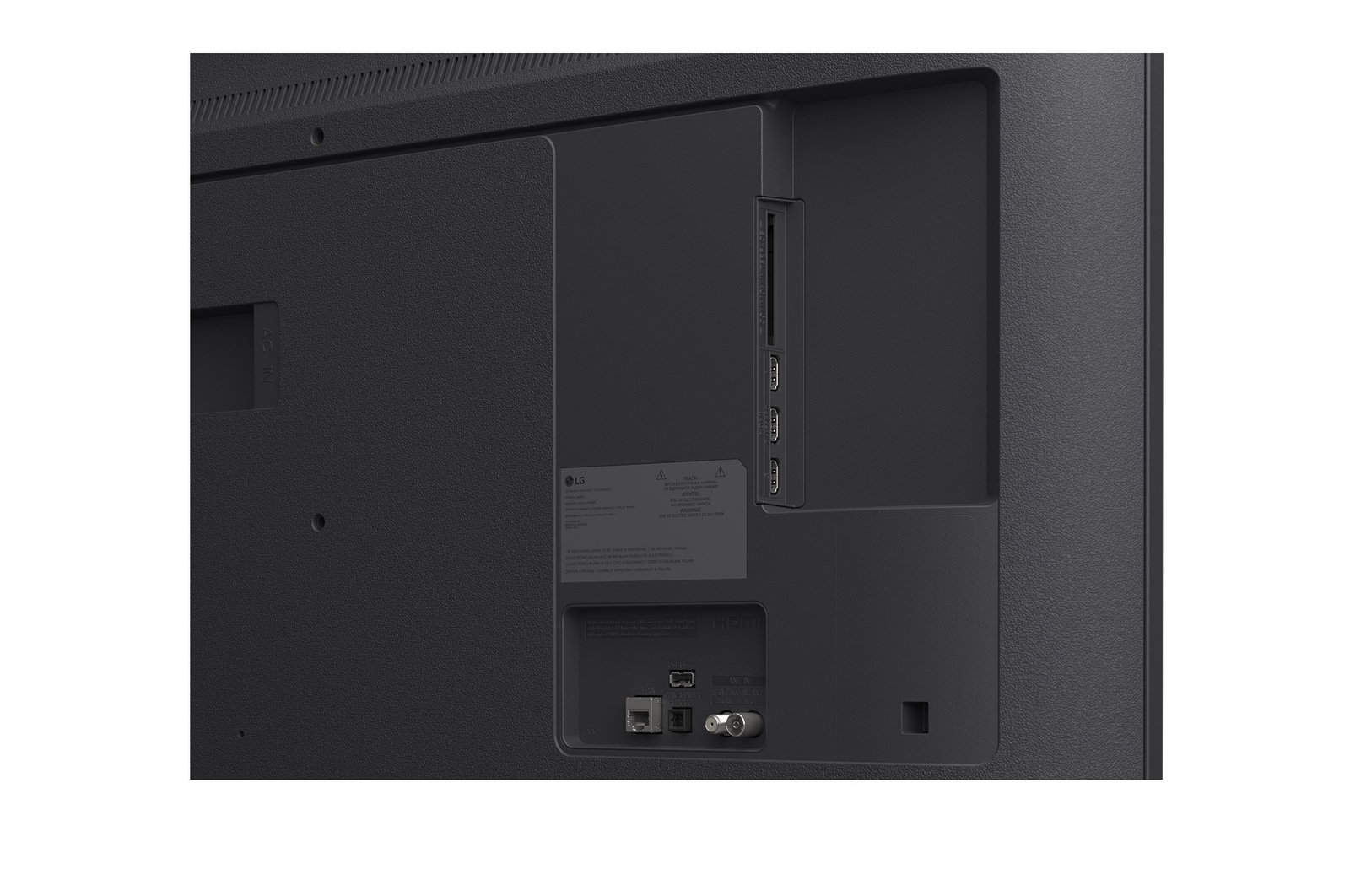 Gros plan d’une LG TV montrant le fonctionnement de la recherche par IA, AI Search. Une petite fenêtre de chat est ouverte, montrant comment l’utilisateur a demandé les jeux de sport disponibles. La recherche par IA a répondu par chat et en montrant des vignettes des contenus disponibles. On voit aussi une invite à faire une demande à Microsoft Copilot.