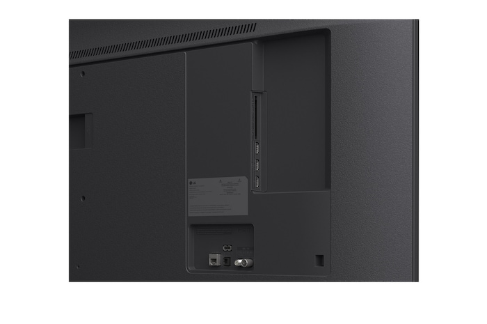 Gros plan d’une LG TV montrant le fonctionnement de la recherche par IA, AI Search. Une petite fenêtre de chat est ouverte, montrant comment l’utilisateur a demandé les jeux de sport disponibles. La recherche par IA a répondu par chat et en montrant des vignettes des contenus disponibles. On voit aussi une invite à faire une demande à Microsoft Copilot.