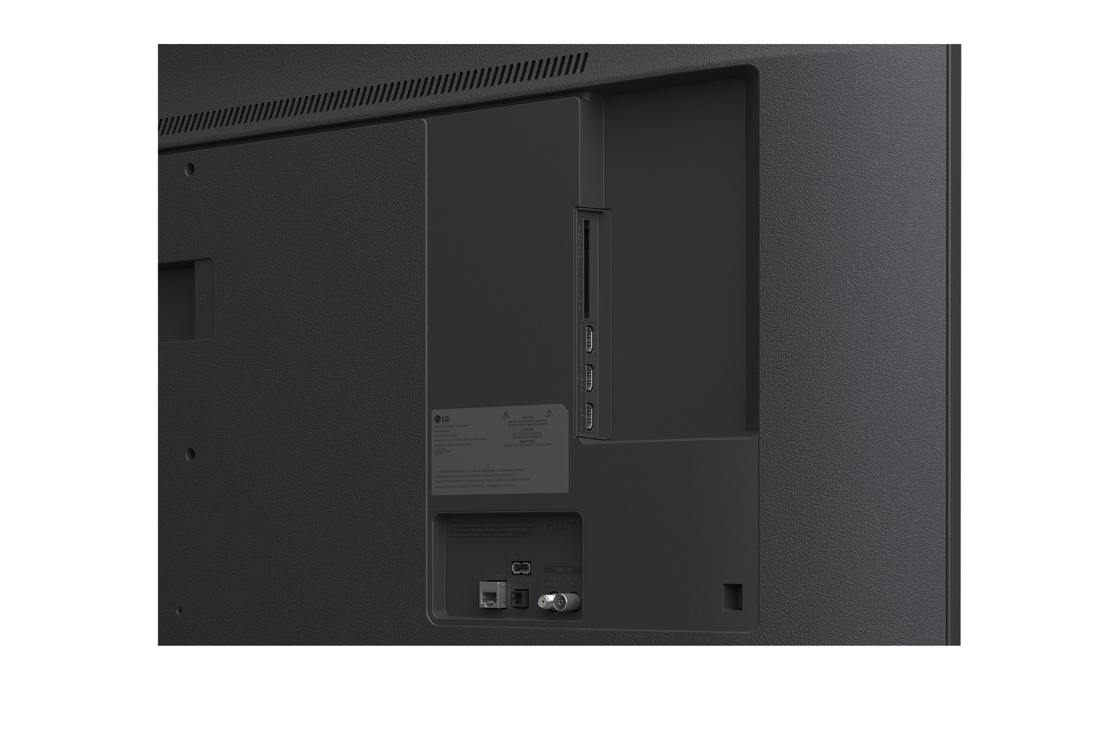 Gros plan d’une LG TV montrant le fonctionnement de la recherche par IA, AI Search. Une petite fenêtre de chat est ouverte, montrant comment l’utilisateur a demandé les jeux de sport disponibles. La recherche par IA a répondu par chat et en montrant des vignettes des contenus disponibles. On voit aussi une invite à faire une demande à Microsoft Copilot.