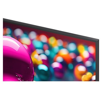 Une photo d’une fille portant un pull rouge divisée en bas du milieu pour montrer le côté gauche en SDR et le côté droit en HDR10 Pro. Le côté droit de l’image est plus net et contrasté comparé au côté gauche de l’image. Le titre explique comment le HDR10 Pro offre une qualité d’image élevée et un contraste plus net.