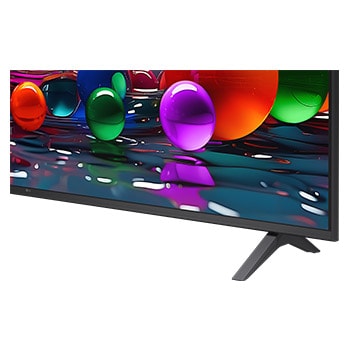 LG TV avec un écran d’une taille impressionnante fixé sur un mur au-dessus d’une LG Soundbar dans un salon au style moderne.