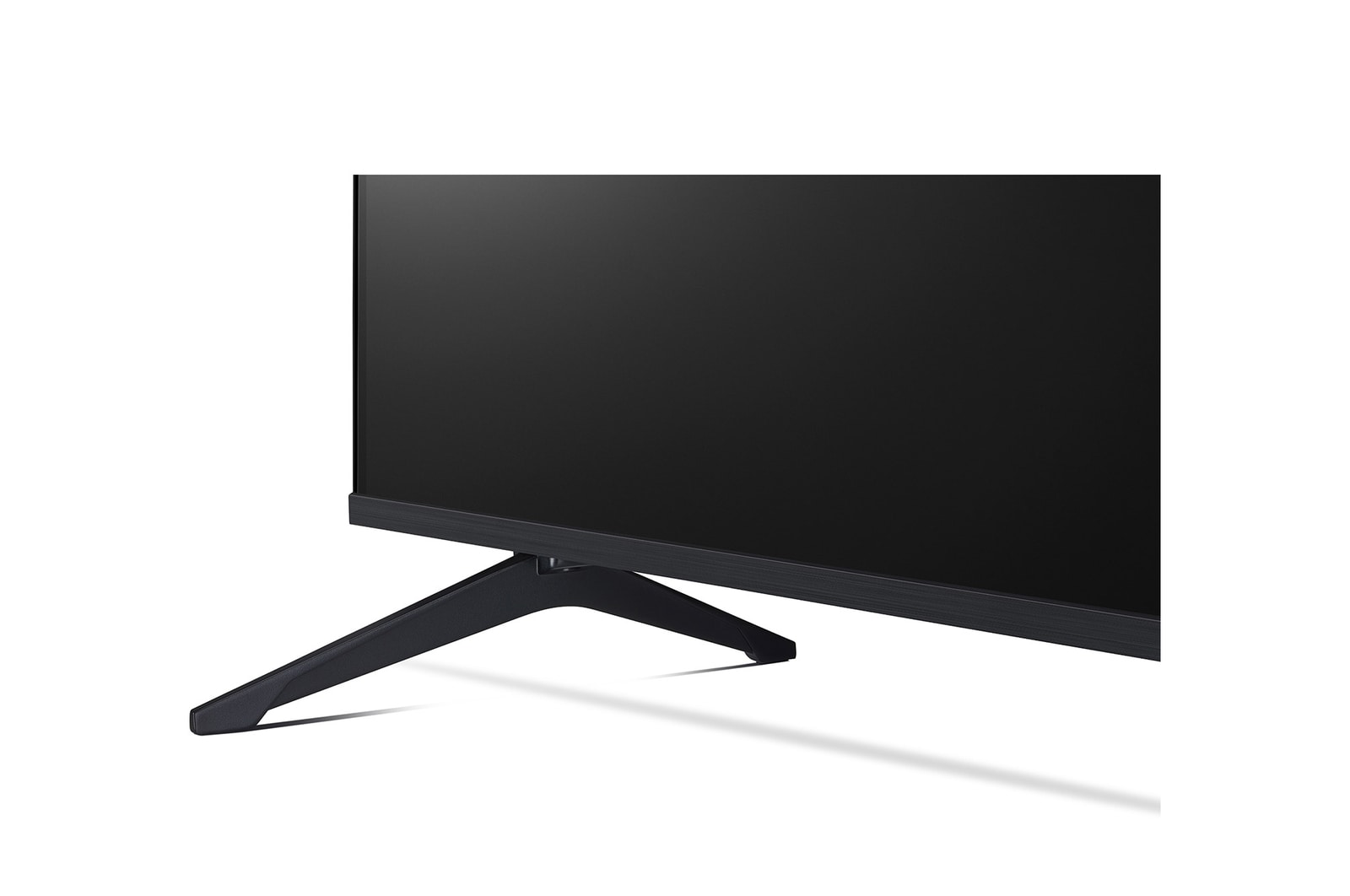 Gros plan d’une LG TV montrant le fonctionnement de la recherche par IA, AI Search. Une petite fenêtre de chat est ouverte, montrant comment l’utilisateur a demandé les jeux de sport disponibles. La recherche par IA a répondu par chat et en montrant des vignettes des contenus disponibles. On voit aussi une invite à faire une demande à Microsoft Copilot.