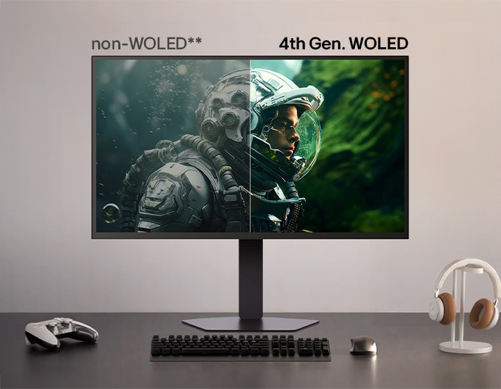Comparaison côte à côte de la qualité d’affichage WOLED 4e génération par rapport à non-WOLED, montrant une luminosité, une couleur et une clarté améliorées sur le côté droit grâce à la technologie WOLED 4e génération. Le moniteur est assis sur un bureau avec une manette de jeu, un clavier et un casque.