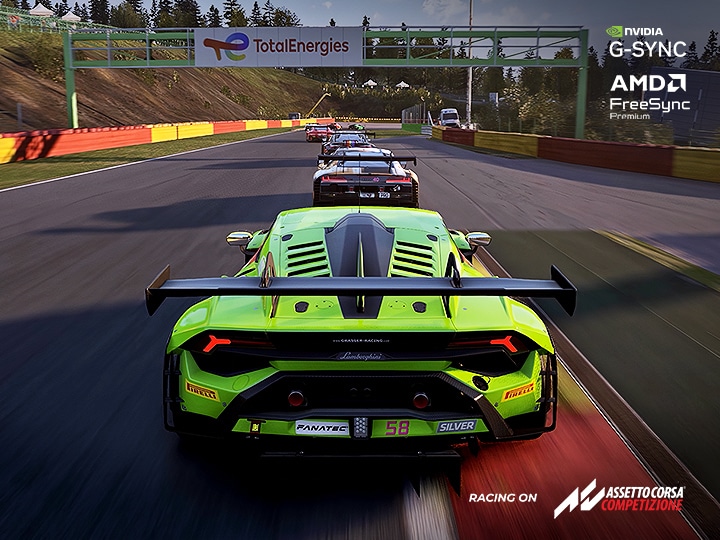 Une scène de jeu de course à grande vitesse montre une supercar verte pourchassant ses concurrents sur une piste, mettant en valeur un jeu fluide et sans déchirements avec NVIDIA G-SYNC et AMD FreeSync Premium.