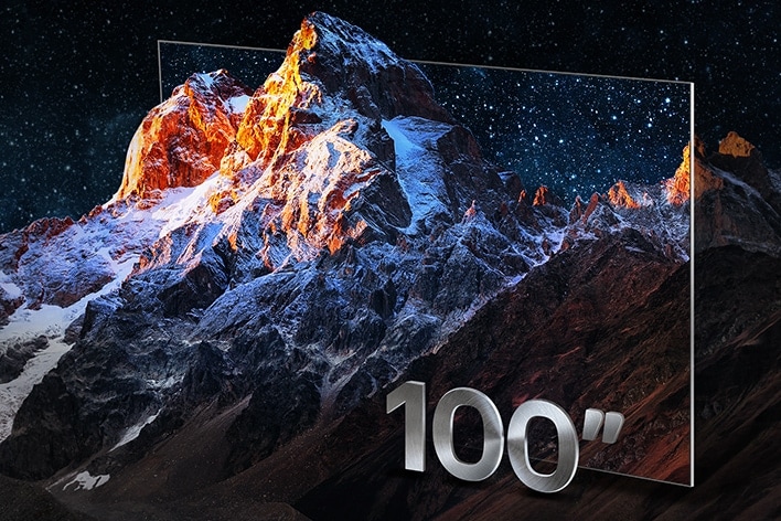 Une chaîne de montagnes avec le cadre d’une TV autour de lui comme moyen créatif de mettre en valeur la grande taille de l’écran. Avec l’étiquette 100 pouces.