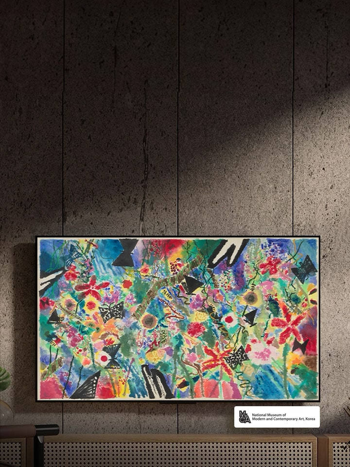 LG Smart TV présentant l’application LG Gallery+ avec des œuvres d’art encadrées rotatives et divers visuels, y compris des arts classiques, des jeux et des animes, offrant un style d’écran personnalisé pour la décoration d’intérieur.