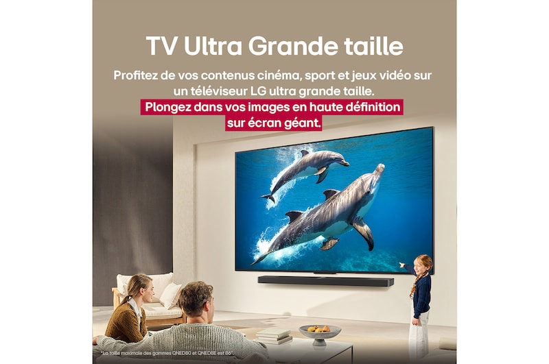 Une famille est assise sur un canapé face à une LG QNED TV installée sur un mur au-dessus d’une LG Soundbar, avec une petite fille pointant un écran représentant deux dauphins. Le titre évoque la façon dont chaque scène d’action est plus palpitante sur un très grand écran.