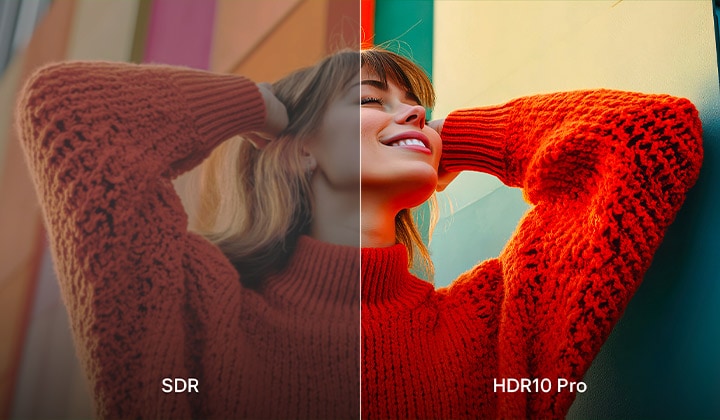 Une photo d’une fille portant un pull rouge divisée au centre pour montrer le côté gauche en SDR et le côté droit en HDR10 Pro. Le côté droit de l’image est plus net et contrasté comparé au côté gauche de l’image.