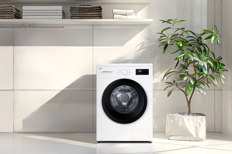 Lave-linge LG F94N15WHS blanc installé dans une buanderie moderne et lumineuse avec du carrelage blanc.