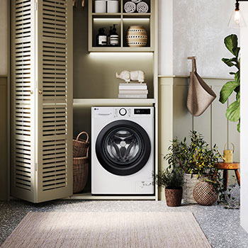 Lave-linge 9/6 kg LG F964R35WR blanc installé dans une buanderie confortable avec des placards à persiennes.