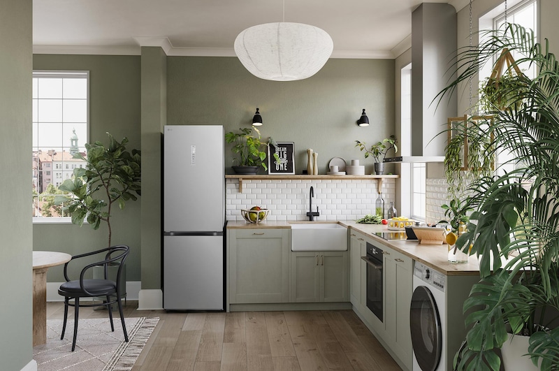 Réfrigérateur-congélateur LG GBV3110EPY Silver, intégré dans une cuisine moderne et naturelle, met en valeur son design élégant à porte plate.