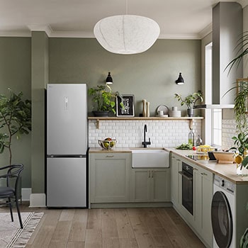 Réfrigérateur-congélateur LG GBV3110EPY Silver, intégré dans une cuisine moderne et naturelle, met en valeur son design élégant à porte plate.