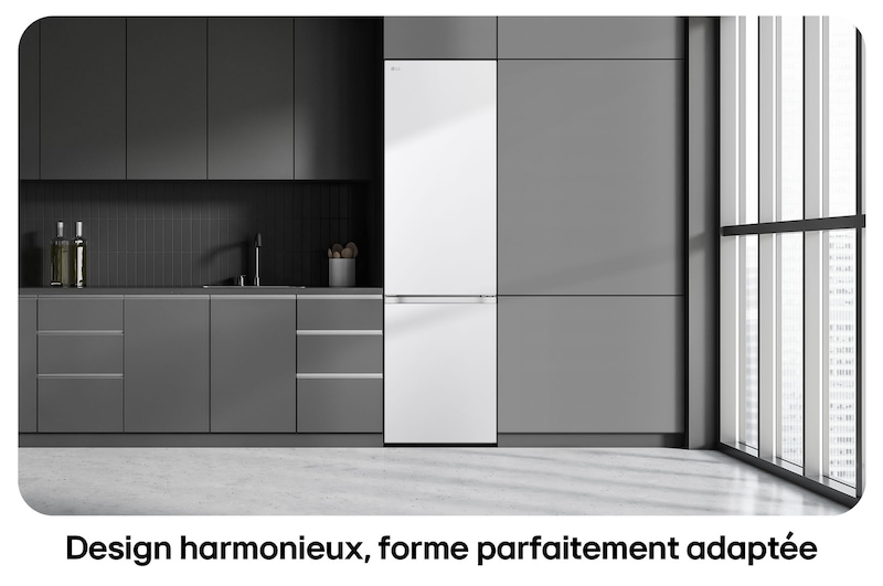 Réfrigérateur-congélateur LG GBV3200DSW Blanc illustrant un **design harmonieux** et une intégration parfaite dans la cuisine moderne grise.