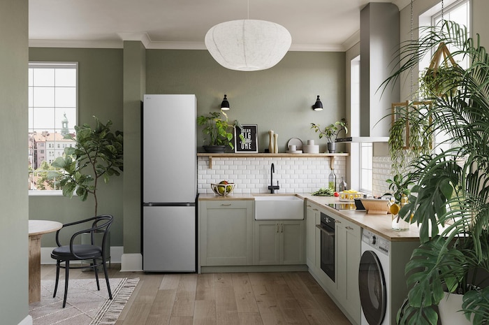 Réfrigérateur-congélateur LG GBV3200DPY Silver, intégré dans une cuisine moderne aux tons verts, mettant en valeur son design 203 cm de haut.