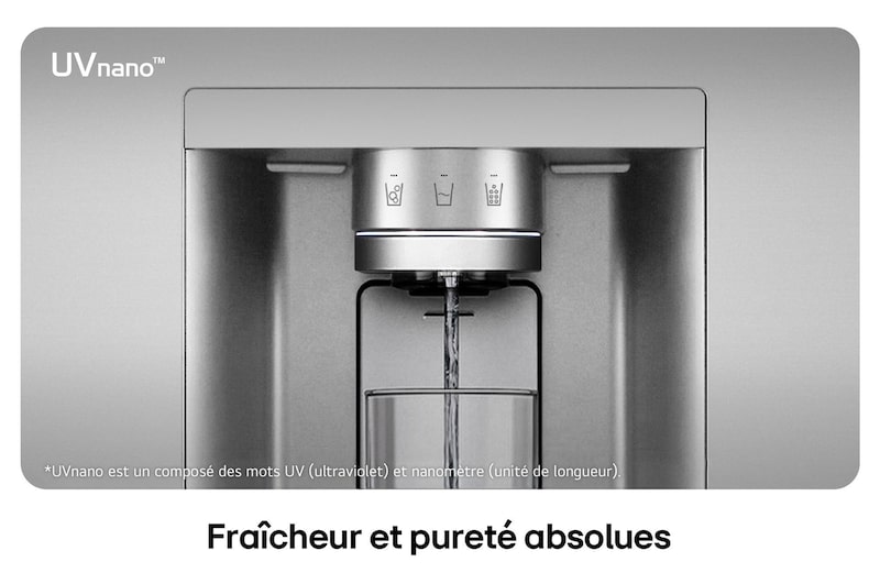 Gros plan du distributeur d'eau du Réfrigérateur Multi-Portes LG GMF960PY2E au fini argenté, illustrant la technologie UVnano™ qui utilise la lumière UV pour nettoyer l'embout.