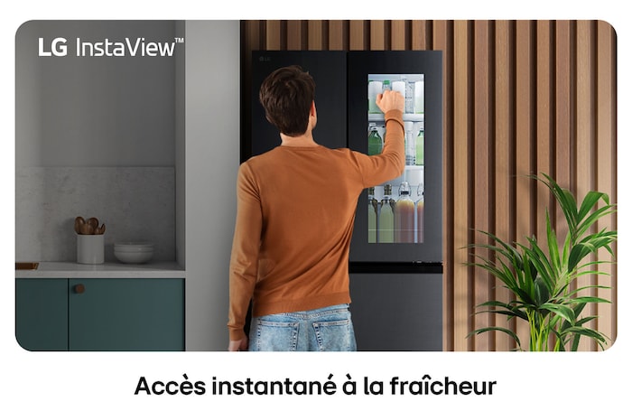Réfrigérateur Multi-Portes LG GMG860EPBE en finition noir mat, présentant la technologie InstaView™ Door-in-Door® où une personne prend une boisson sans ouvrir le compartiment principal.