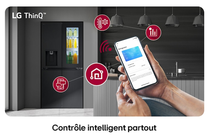 Réfrigérateur Multi-Portes LG GMG860EPBE et des mains qui contrôlent les paramètres de température à distance via l'application LG ThinQ™ sur un smartphone.