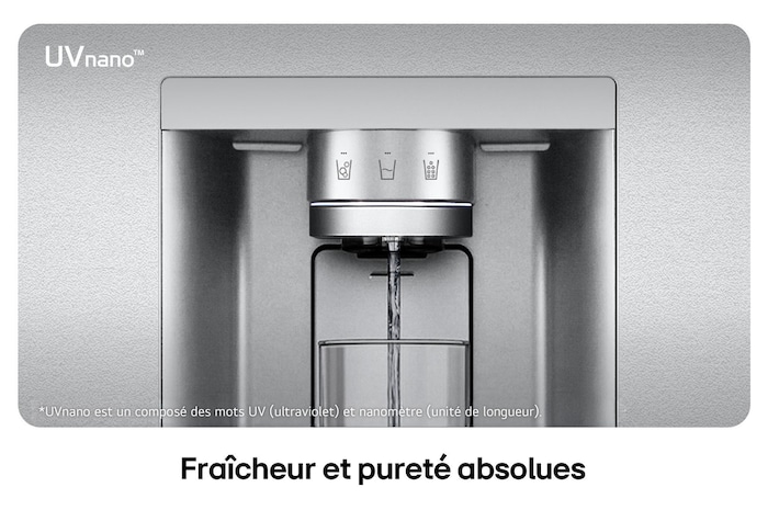 Gros plan du distributeur d'eau du Réfrigérateur Multi-Portes LG GMG860MBBE au fini acier inoxydable, illustrant la technologie UVnano™ qui utilise la lumière UV pour nettoyer l'embout.