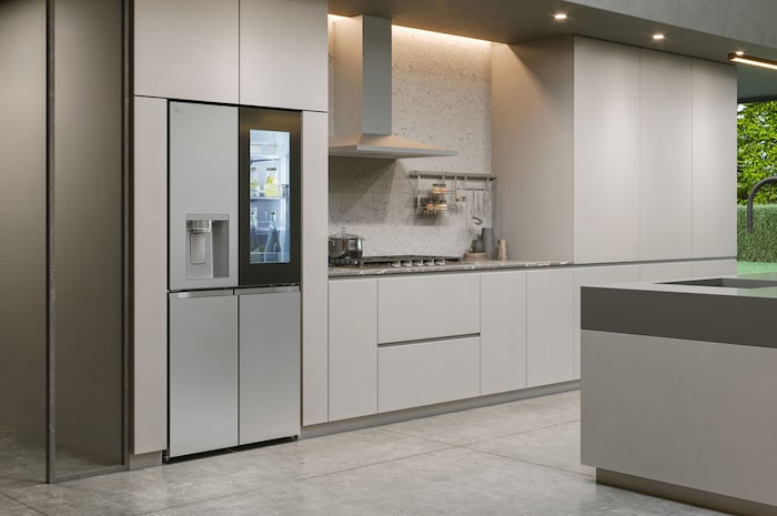 Réfrigérateur Multi-Portes LG GMG860MBBE au fini acier inoxydable, parfaitement intégré dans une cuisine moderne et minimaliste avec des armoires gris clair.