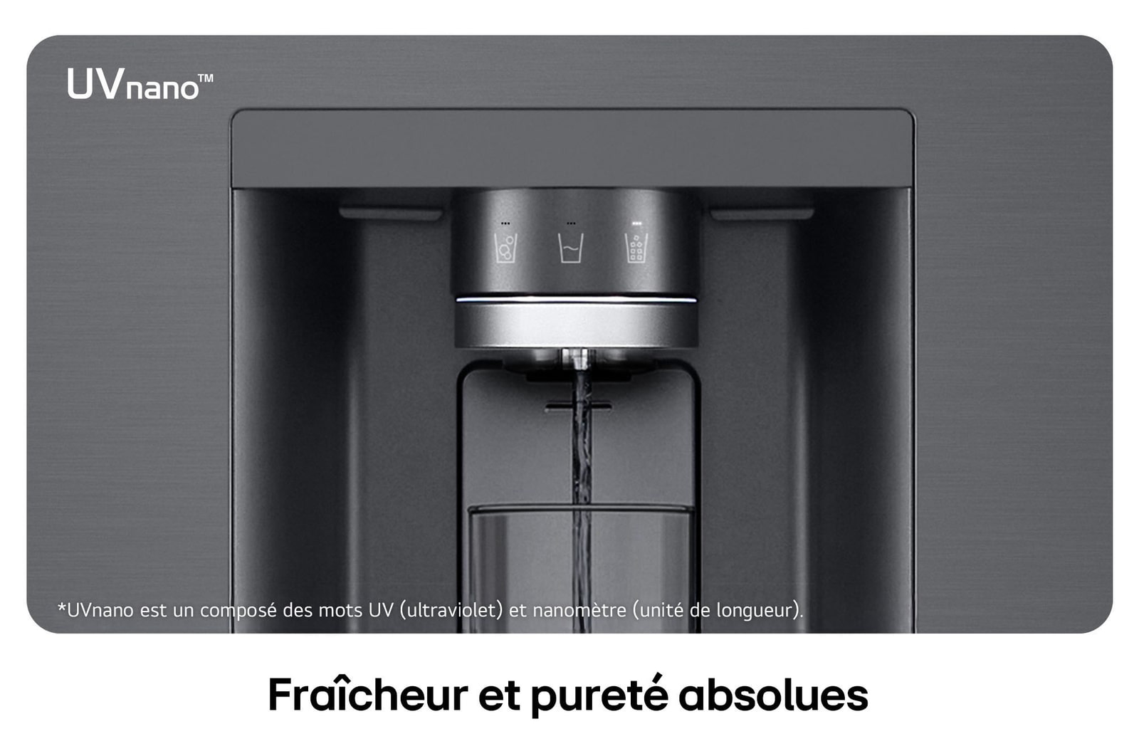 Gros plan du distributeur d'eau du Réfrigérateur Multi-Portes LG GMG960EVEE en acier noir mat, illustrant la technologie UVnano™ qui utilise la lumière UV pour nettoyer l'embout.