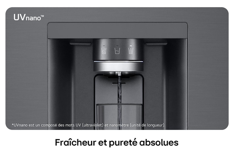 Gros plan du distributeur d'eau du Réfrigérateur Multi-Portes LG GMG960EVEE en acier noir mat, illustrant la technologie UVnano™ qui utilise la lumière UV pour nettoyer l'embout.
