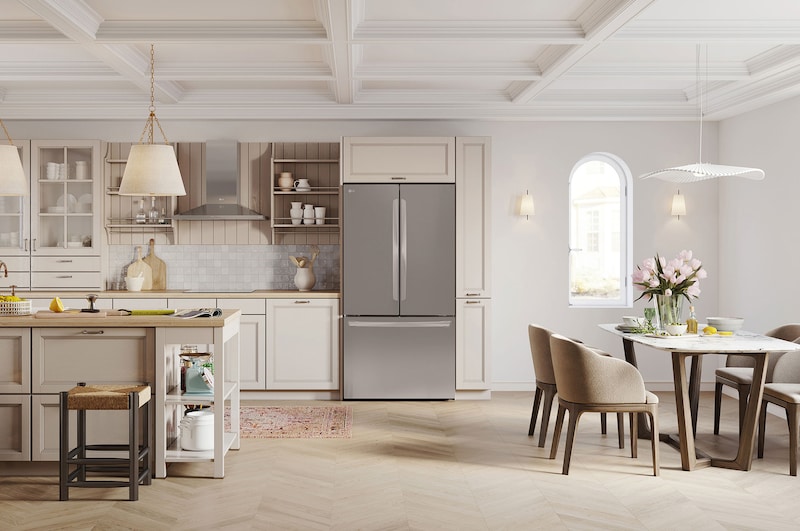 Réfrigérateur Multi-Portes LG GMW765STGJ Acier Inoxydable Prime, intégré élégamment dans une cuisine moderne et lumineuse aux armoires beiges et plancher en bois.