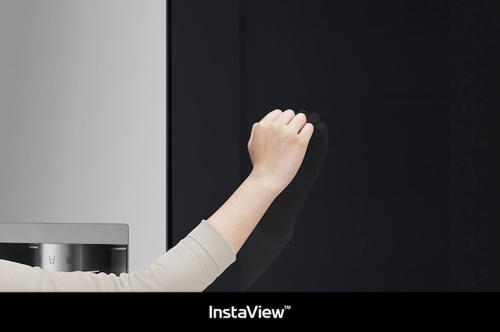 Réfrigérateur Américain InstaView LG GSXE80PYBD Argent Premium: une main frappe sur le panneau de verre InstaView pour illuminer l'intérieur sans ouvrir la porte.