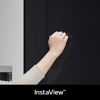 Réfrigérateur Américain InstaView LG GSXE80PYBD Argent Premium: une main frappe sur le panneau de verre InstaView pour illuminer l'intérieur sans ouvrir la porte.