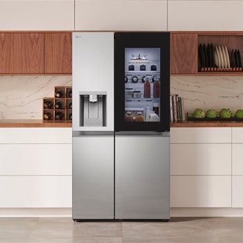 Réfrigérateur Américain InstaView LG GSXE80PYBD Argent Premium avec distributeur d'eau et de glace, intégré élégamment dans une cuisine moderne aux armoires blanches et en bois.