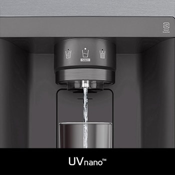 Réfrigérateur Américain LG GSJV51DSXE illustrant la technologie **UVnano™** : gros plan de la buse du distributeur d'eau éclairée, nettoyée automatiquement pour réduire les bactéries.